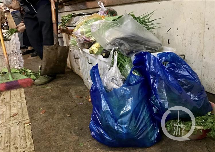 "限塑令"落地十年:外卖成塑料袋消耗大户,集市摊点仍供应超薄塑料袋